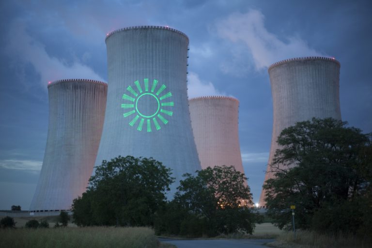 Zelená projekce na chladících věžích dukovanské jaderné elektrárny